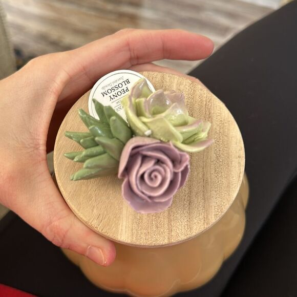 New LOFT No 7 Peony Blossom Candle With Succulent/Rose Top - Picture 3 of 7